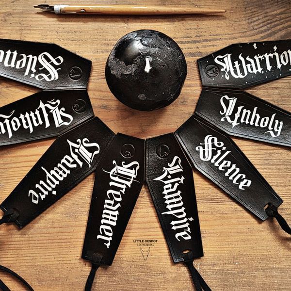 Закладка з КАЛІГРАФІЄЮ | натуральна шкіра | "Funeral bookmark" Vampire BMK-13-0020 фото