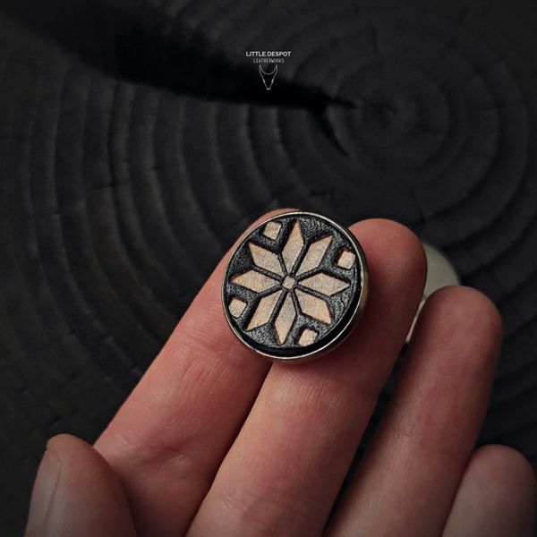 Пін зі шкіряною вставкою з тисненням Зірка PIN-02-000 фото
