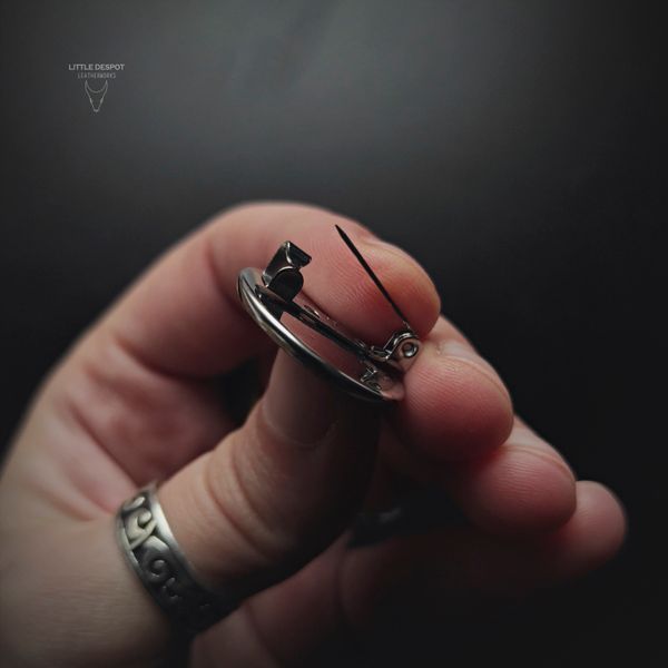 Значок зі шкіряною вставкою з тисненням "Moon" PIN-01-000 фото