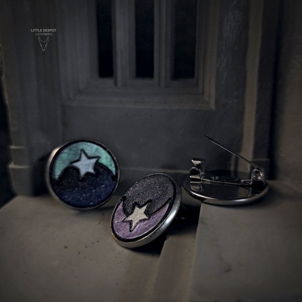 Значок зі шкіряною вставкою з тисненням "Moon" PIN-01-000 фото