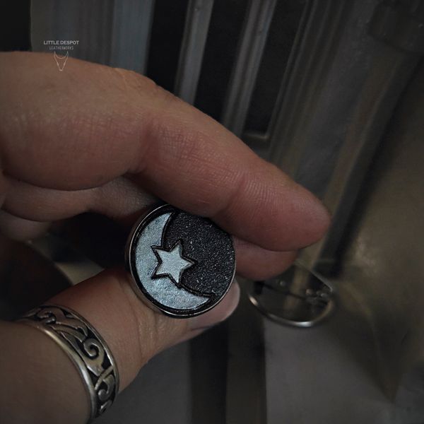 Значок зі шкіряною вставкою з тисненням "Moon" PIN-01-000 фото