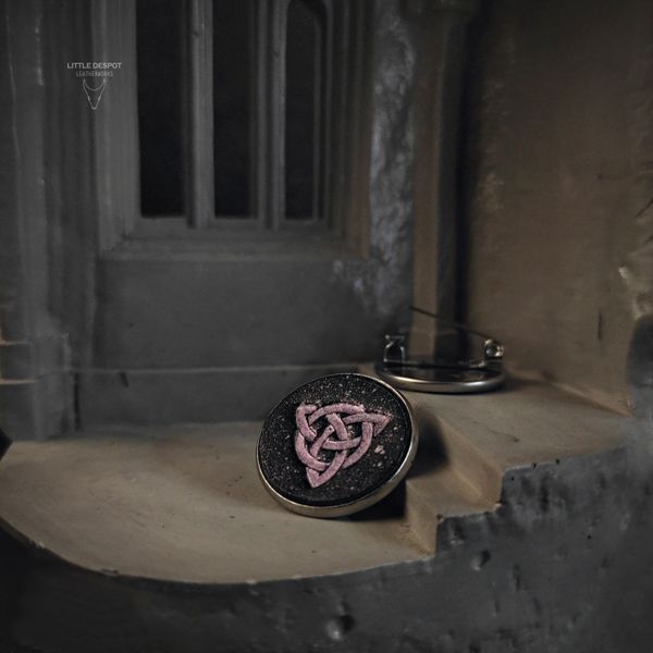 Значок зі шкіряною вставкою з тисненням "Triquetrum" PIN-01-001 фото