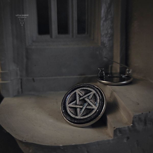 Значок зі шкіряною вставкою з тисненням "Pentaculum" PIN-01-002 фото