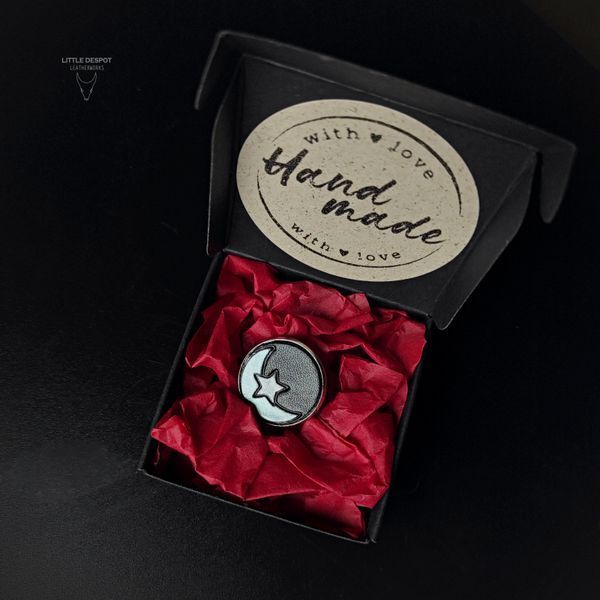 Значок зі шкіряною вставкою з тисненням "Pentaculum" PIN-01-002 фото