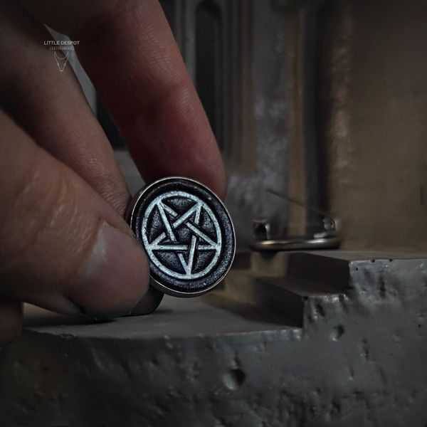 Значок зі шкіряною вставкою з тисненням "Pentaculum" PIN-01-002 фото