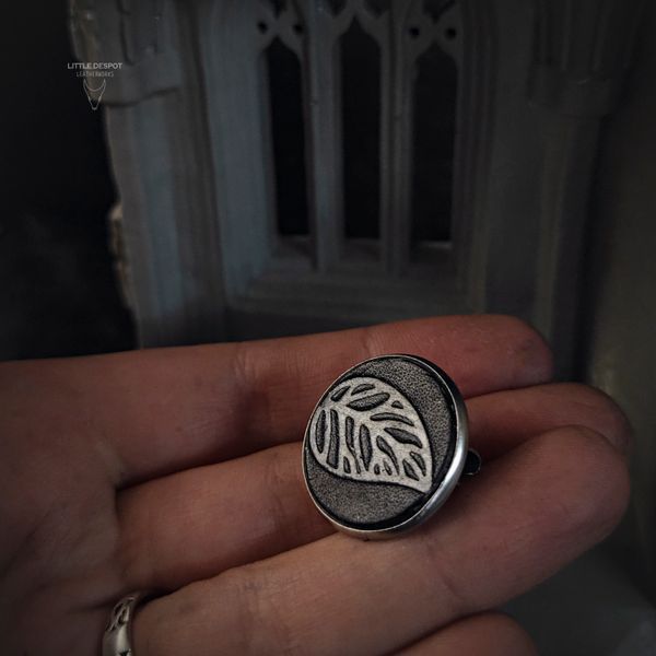 Значок зі шкіряною вставкою з тисненням "Silva" PIN-01-003 фото