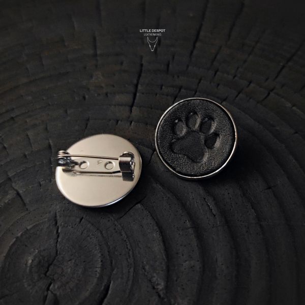 Пін зі шкіряною вставкою з тисненням "Лапка" PIN-04-000 фото