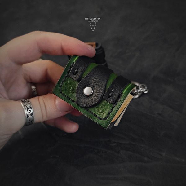 Шкіряний брелок-книга &laquo;Micro Tome&raquo; Vintage Green &mdash; ручна робота KCN-MT-001G фото