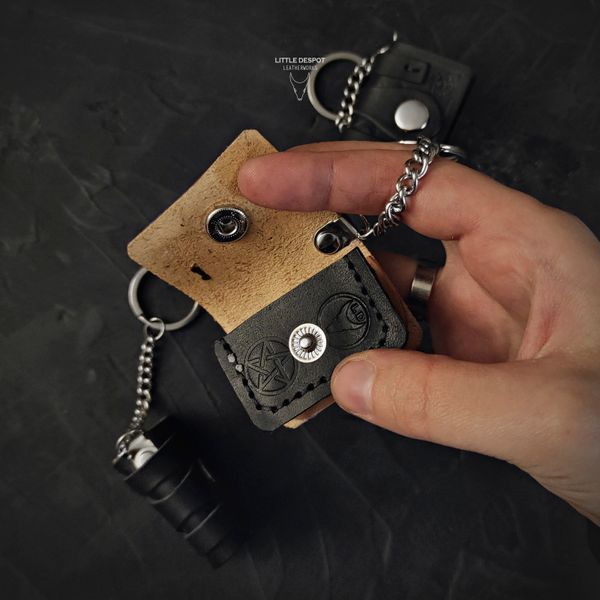 Шкіряний брелок-книга &laquo;Micro Tome&raquo; Vintage Brown &mdash; ручна робота KCN-MT-001B фото