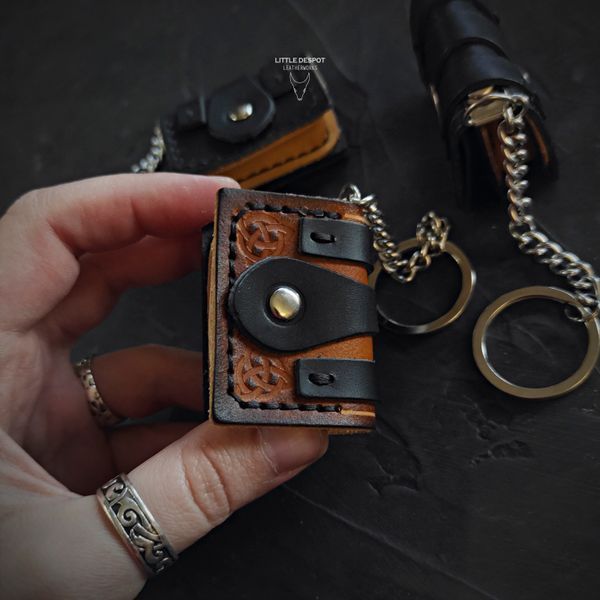 Шкіряний брелок-книга &laquo;Micro Tome&raquo; Vintage Brown &mdash; ручна робота KCN-MT-001B фото