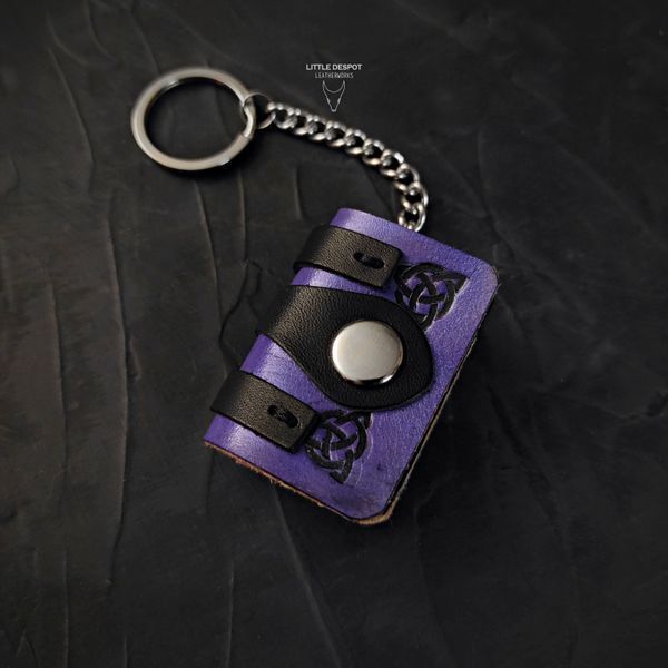 Шкіряний брелок-книга &laquo;Micro Tome&raquo; Magic Purple &mdash; ручна робота KCN-MT-001P фото