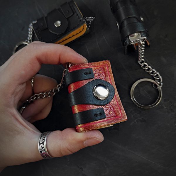 Шкіряний брелок-книга &laquo;Micro Tome&raquo; Red Copper &mdash; ручна робота KCN-MT-001RC фото