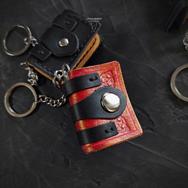 Шкіряний брелок-книга &laquo;Micro Tome&raquo; Red Copper &mdash; ручна робота KCN-MT-001RC фото