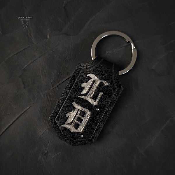 Персоналізований готичний брелок для ключів чи сумки "Mark" з натуральної шкіри KCN-MK-PRS00 фото