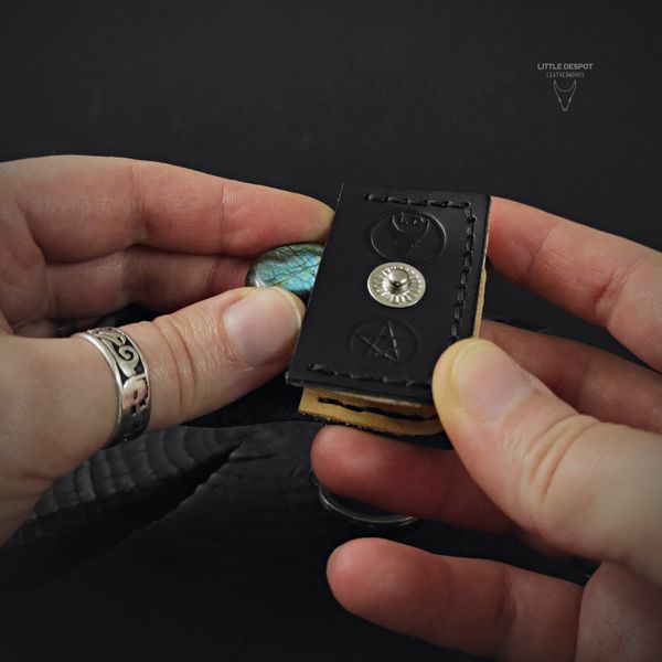Шкіряний брелок-книга &laquo;Micro Tome&raquo; Black &mdash; ручна робота KCN-MT-000 фото