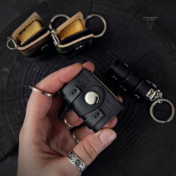 Шкіряний брелок-книга &laquo;Micro Tome&raquo; Black &mdash; ручна робота KCN-MT-000 фото